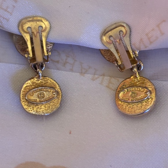 VINTAGE CHANEL GOLD PLATED DANGLE CLIP EARRINGS - Picture 4 of 6
